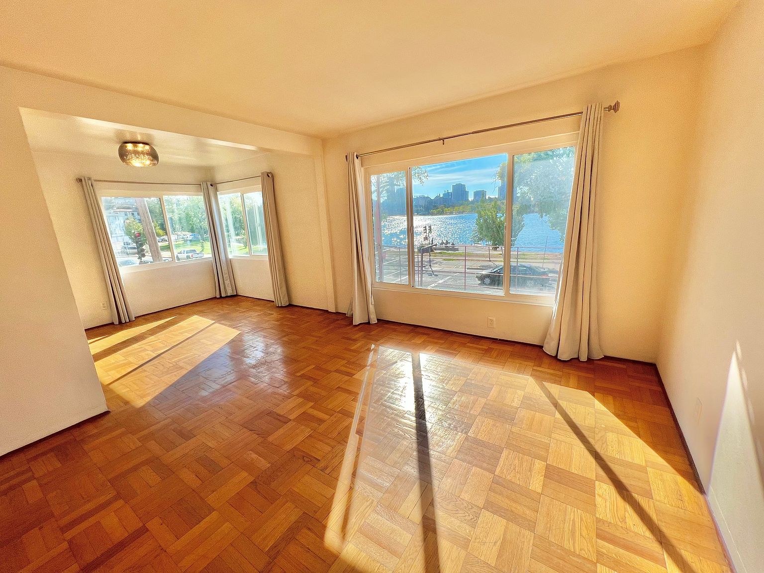 2BR/1BA Apartment on Lakeshore Ave · Oakland photo 2