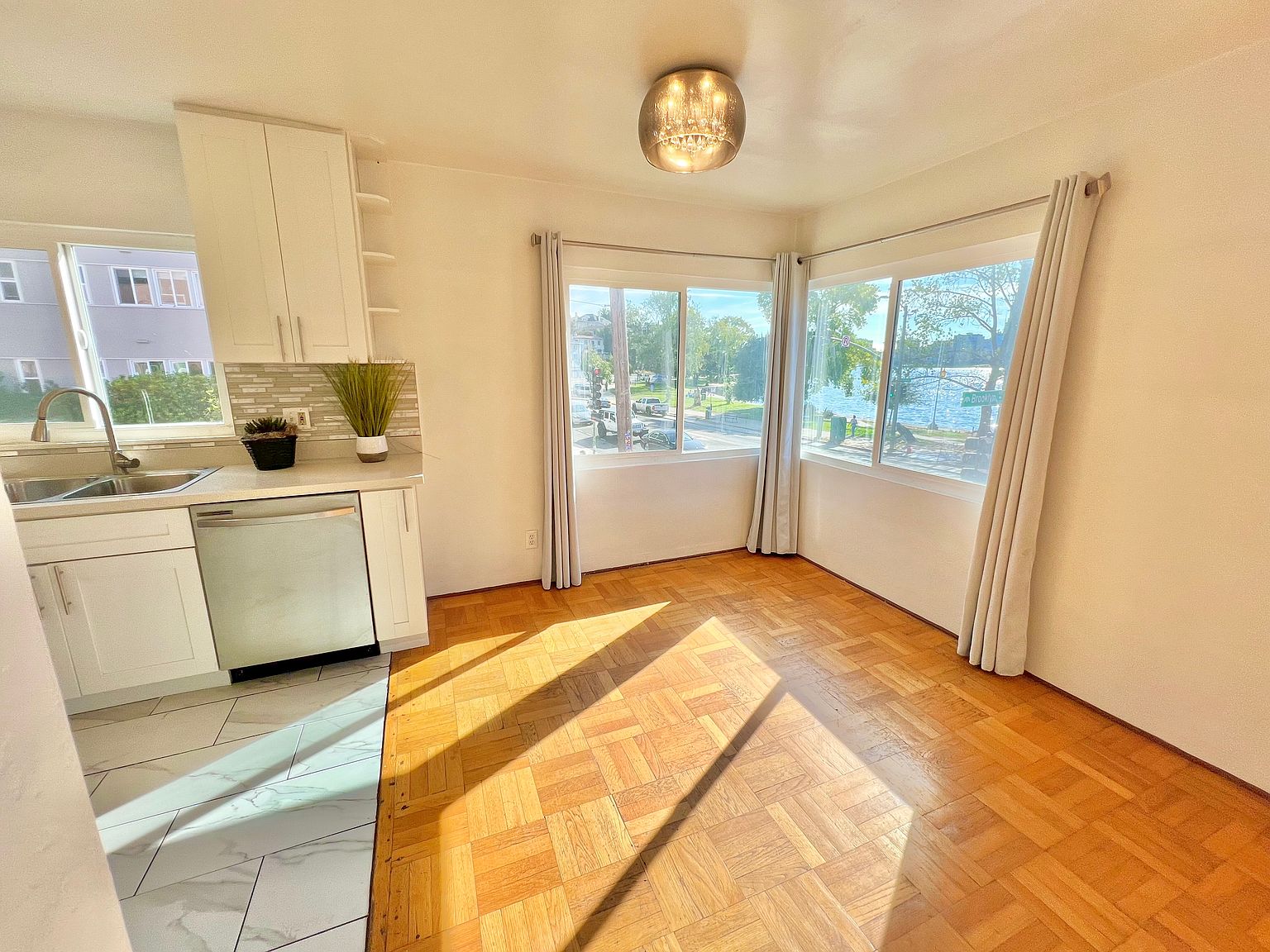 2BR/1BA Apartment on Lakeshore Ave · Oakland photo 3