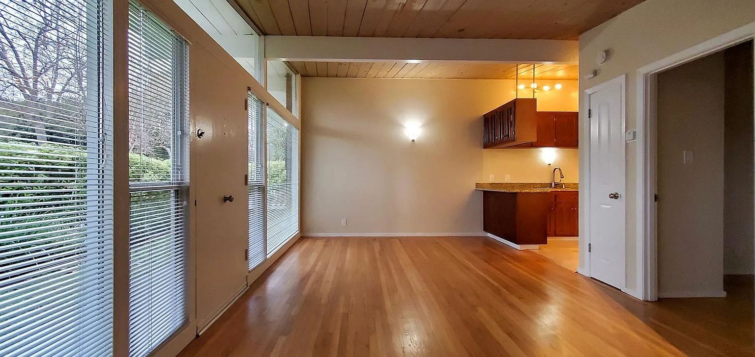 1222 Irwin St photo 3