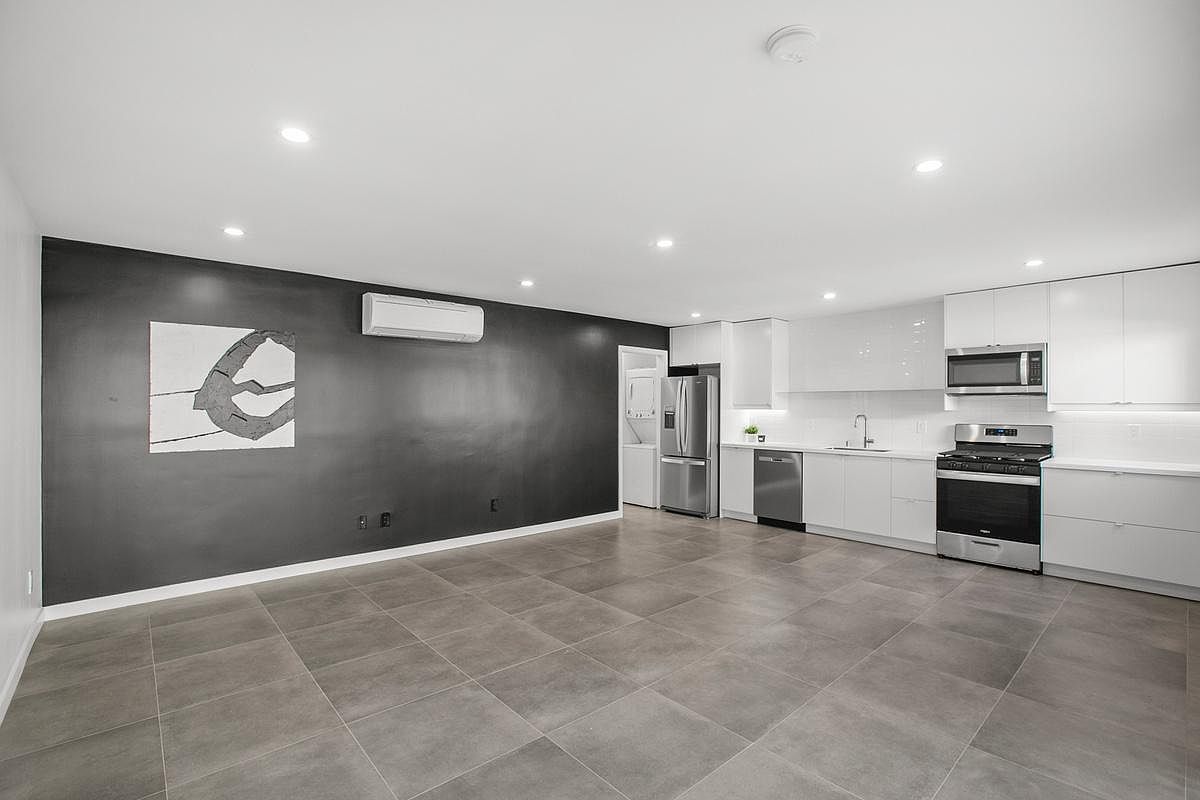1228 Essex St photo 4