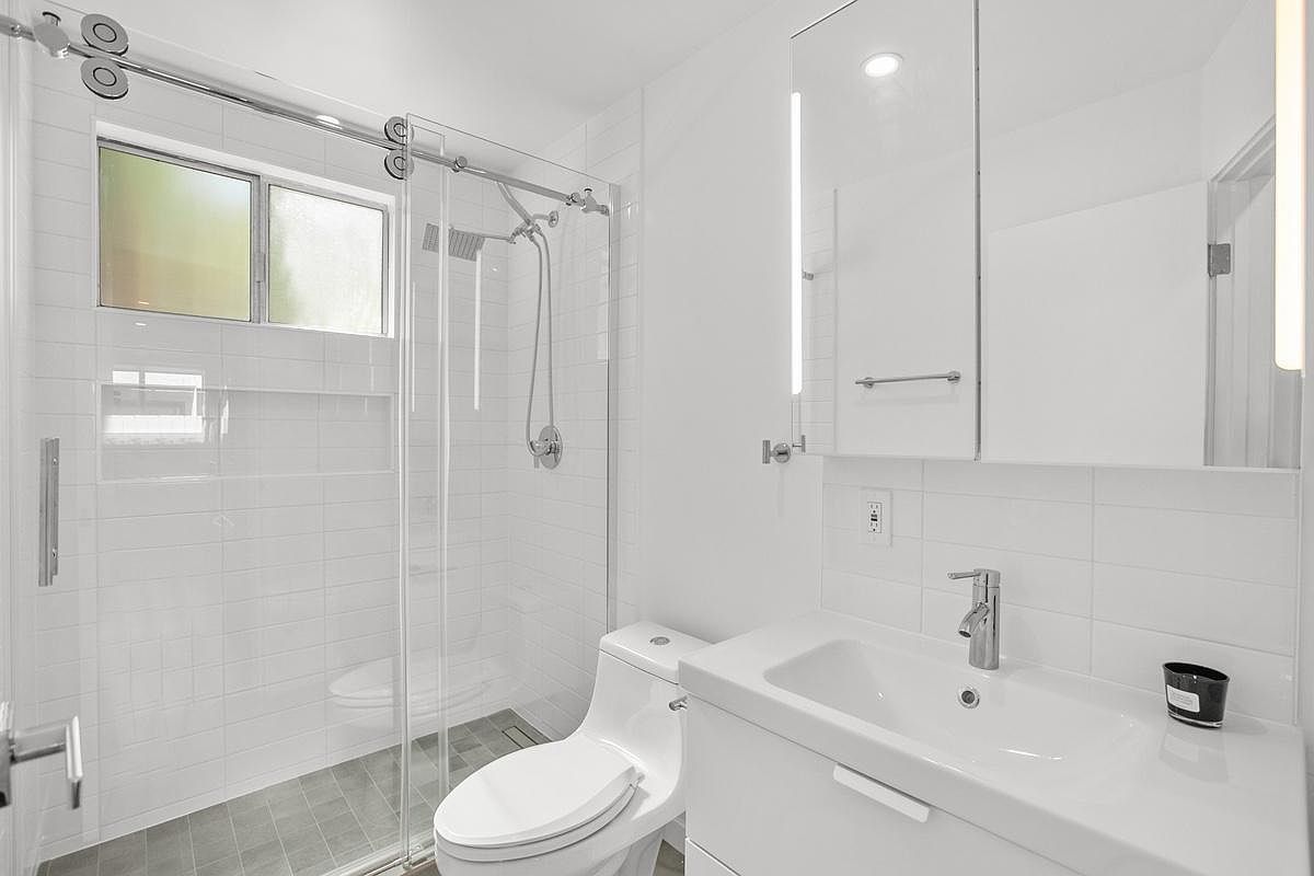 1228 Essex St photo 3