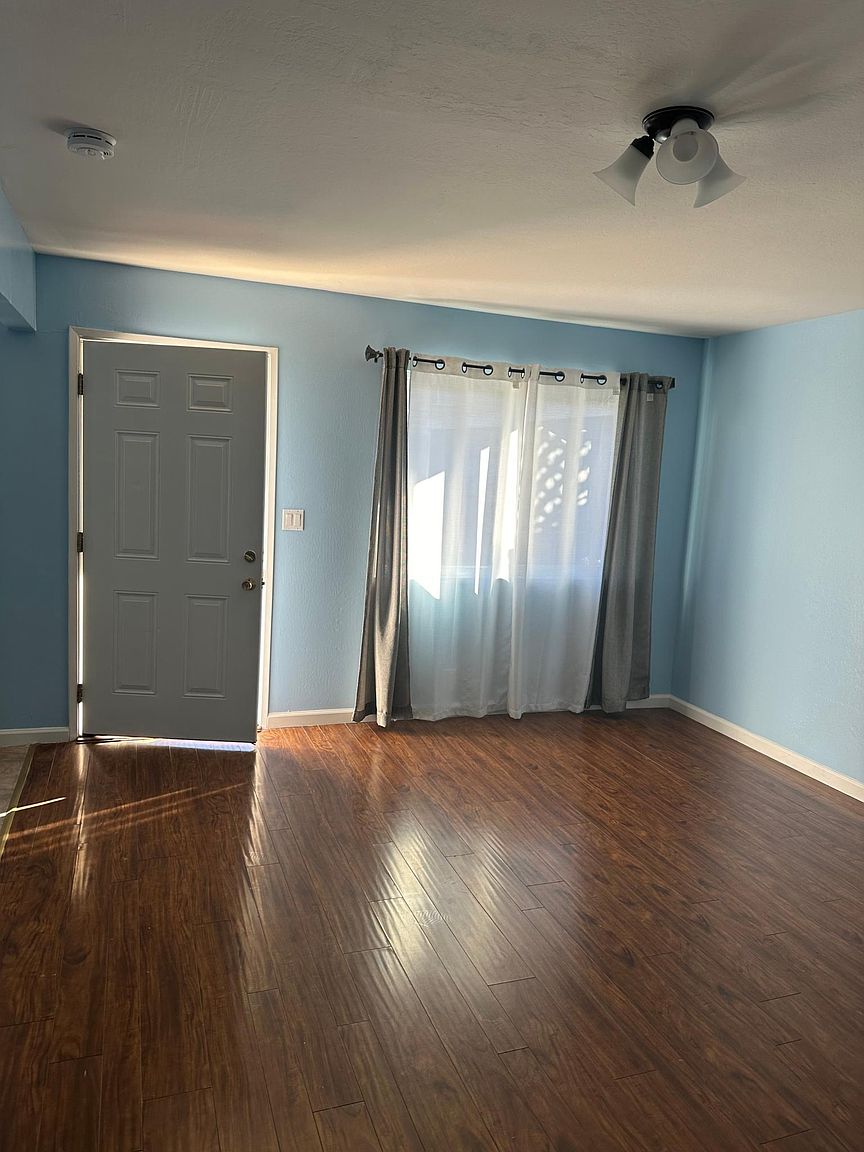 1421 Gordon St photo 5