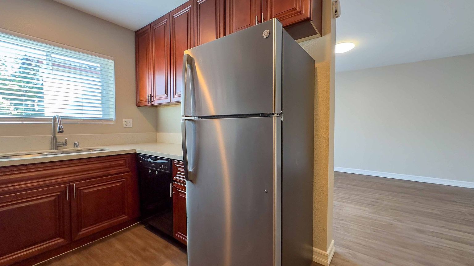1 beds  1.0 baths photo 3