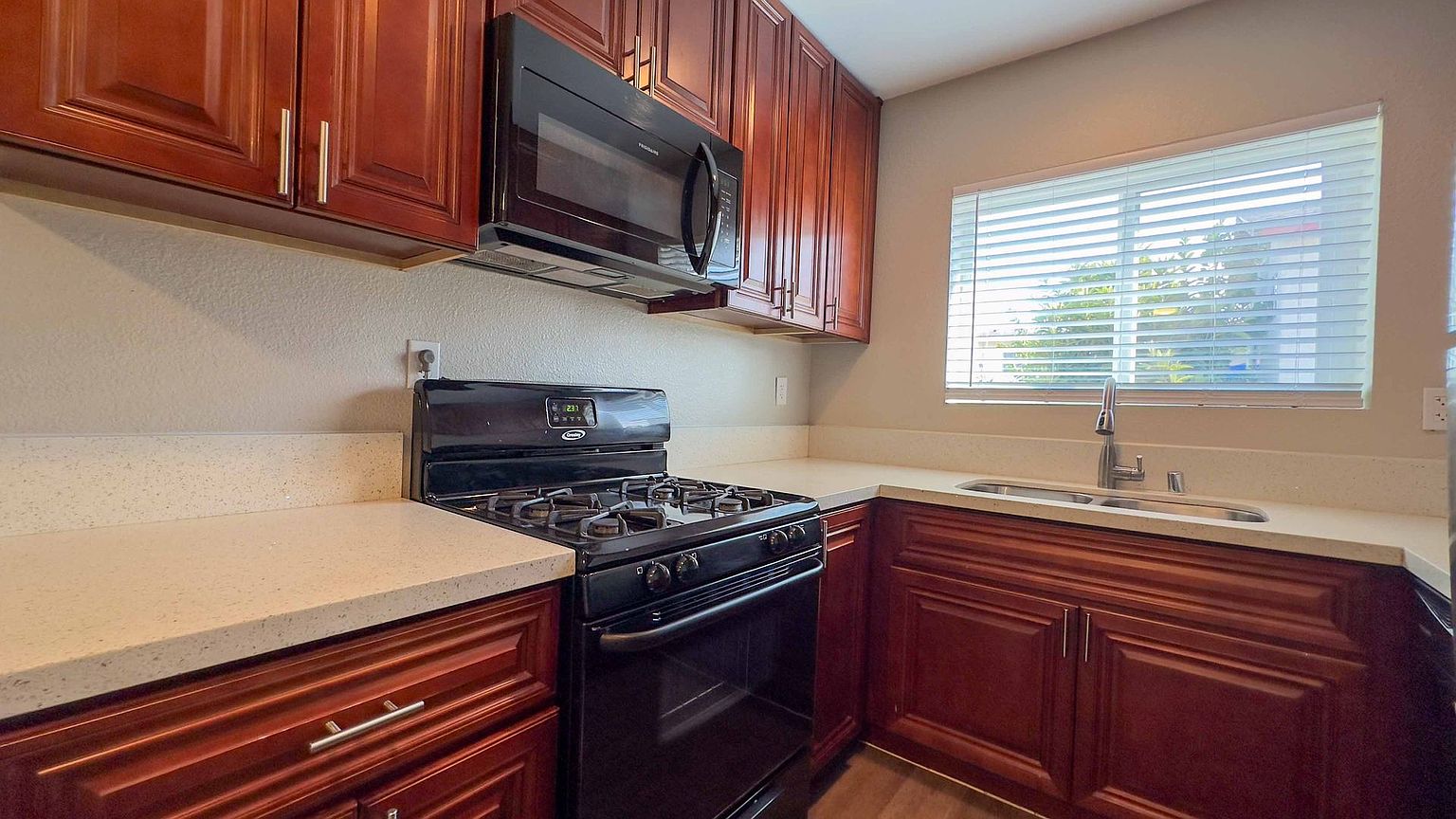 1 beds  1.0 baths photo 4