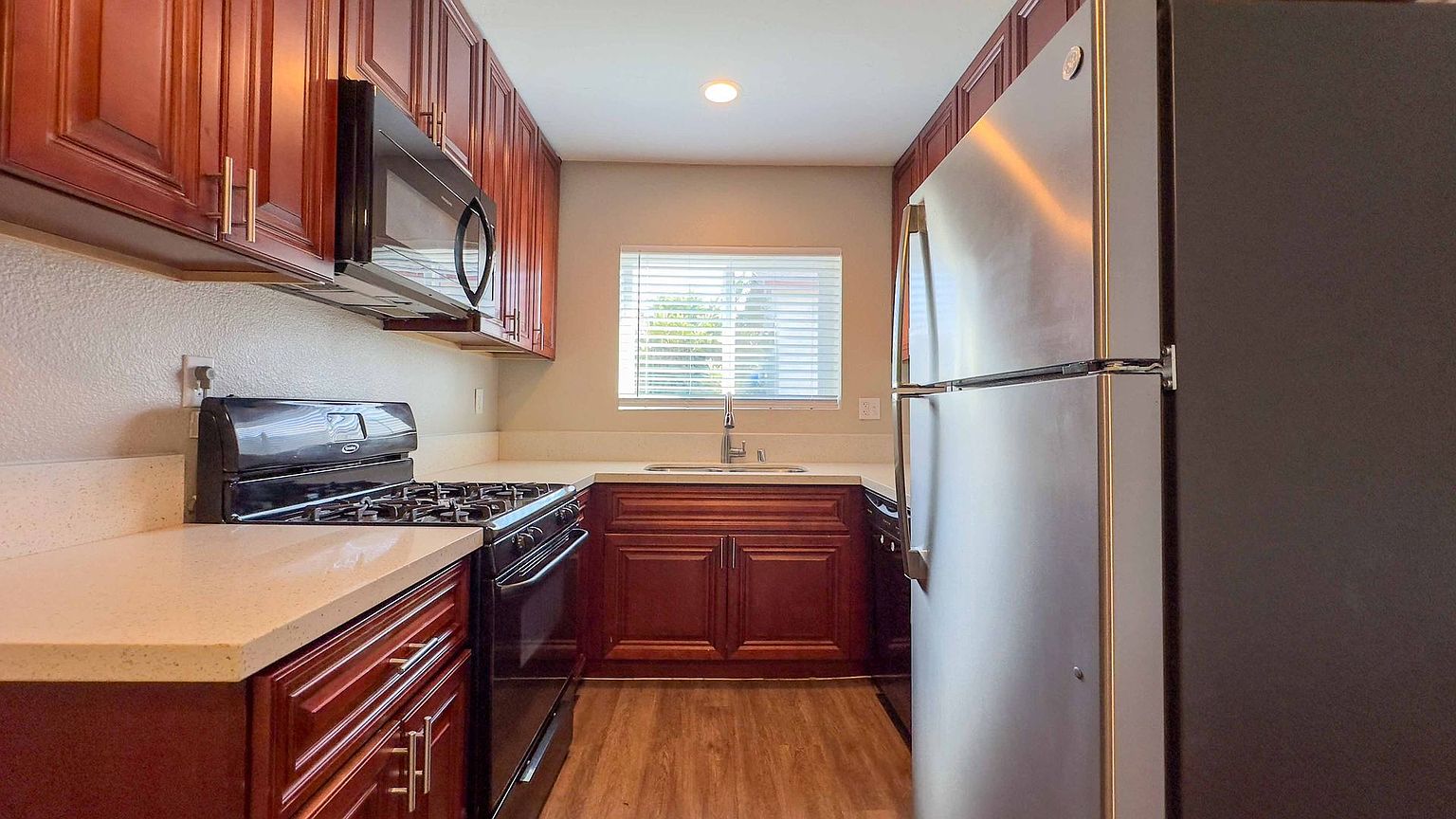 1 beds  1.0 baths photo 2