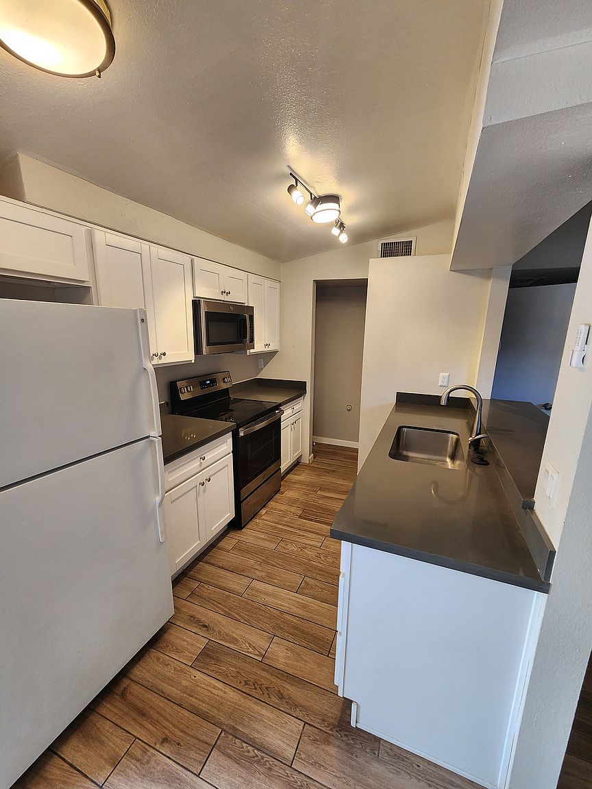 3628 E Verde Ln photo 2