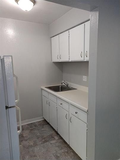 100 Laurel Pl photo 3