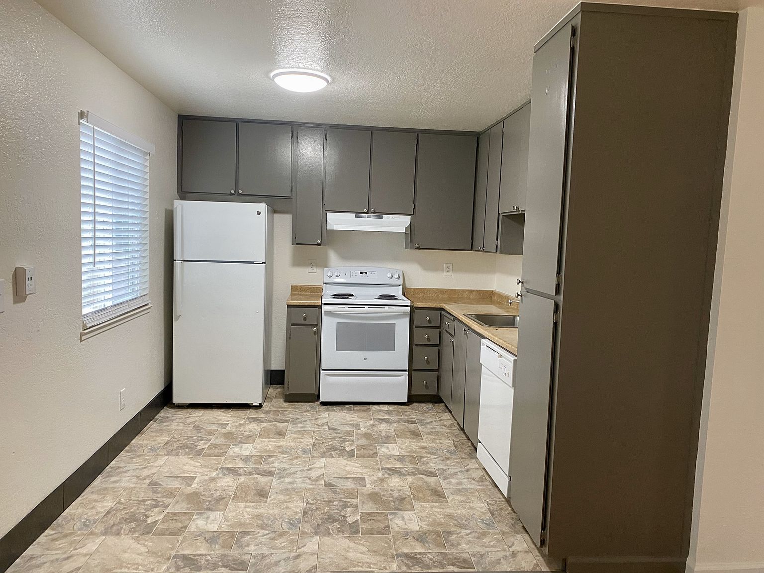 220 W Carlton Way photo 5