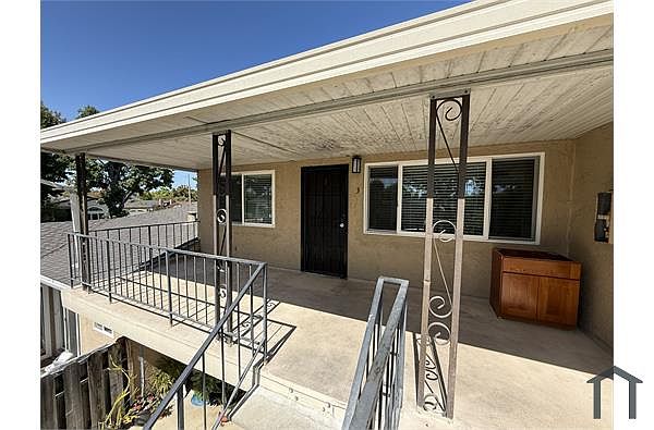 696 Pinewood Dr photo 3