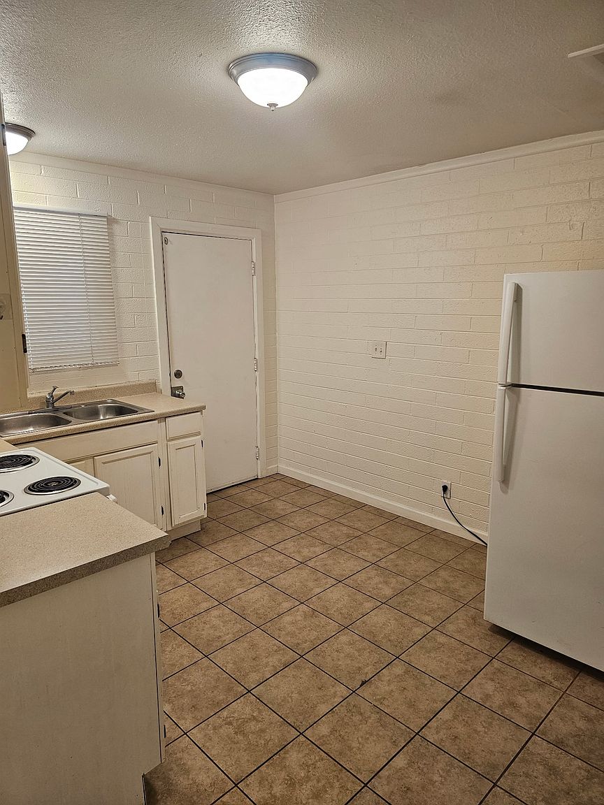 2425 W Montebello Ave photo 5