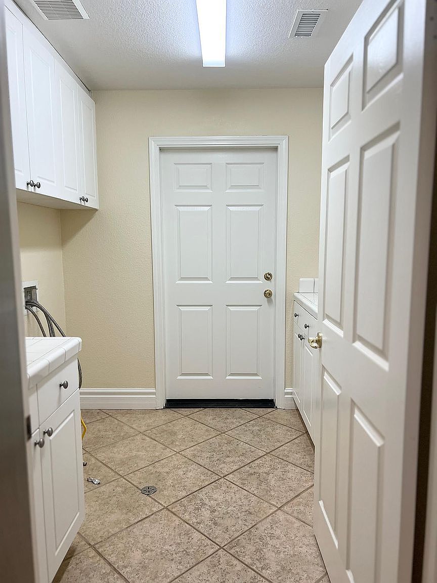 6835 Urubu St photo 4