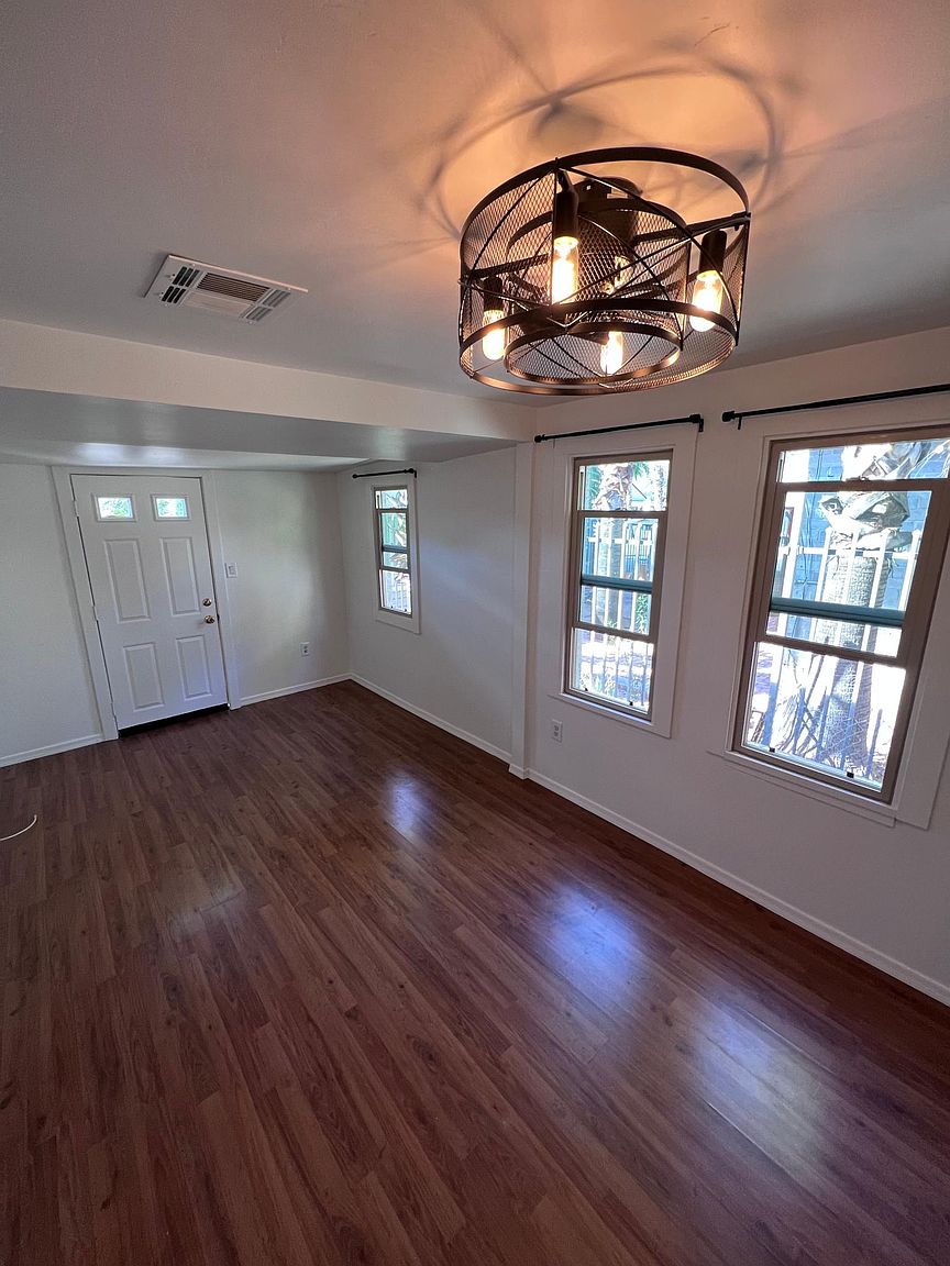 1031 E Palm Ln photo 4