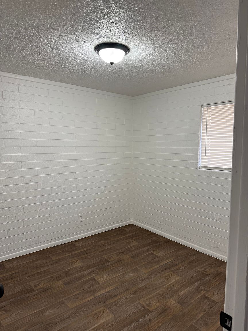 1630 W Desert Cove Ave photo 3