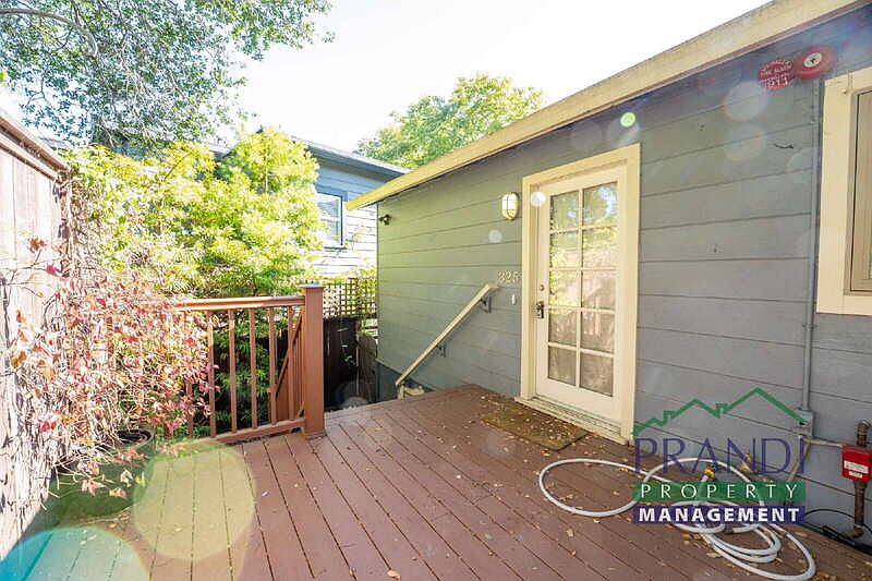325 Montecito Ave photo 4