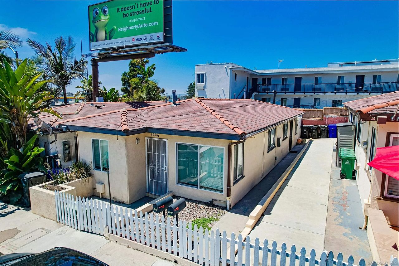 1208 Viola St photo 3