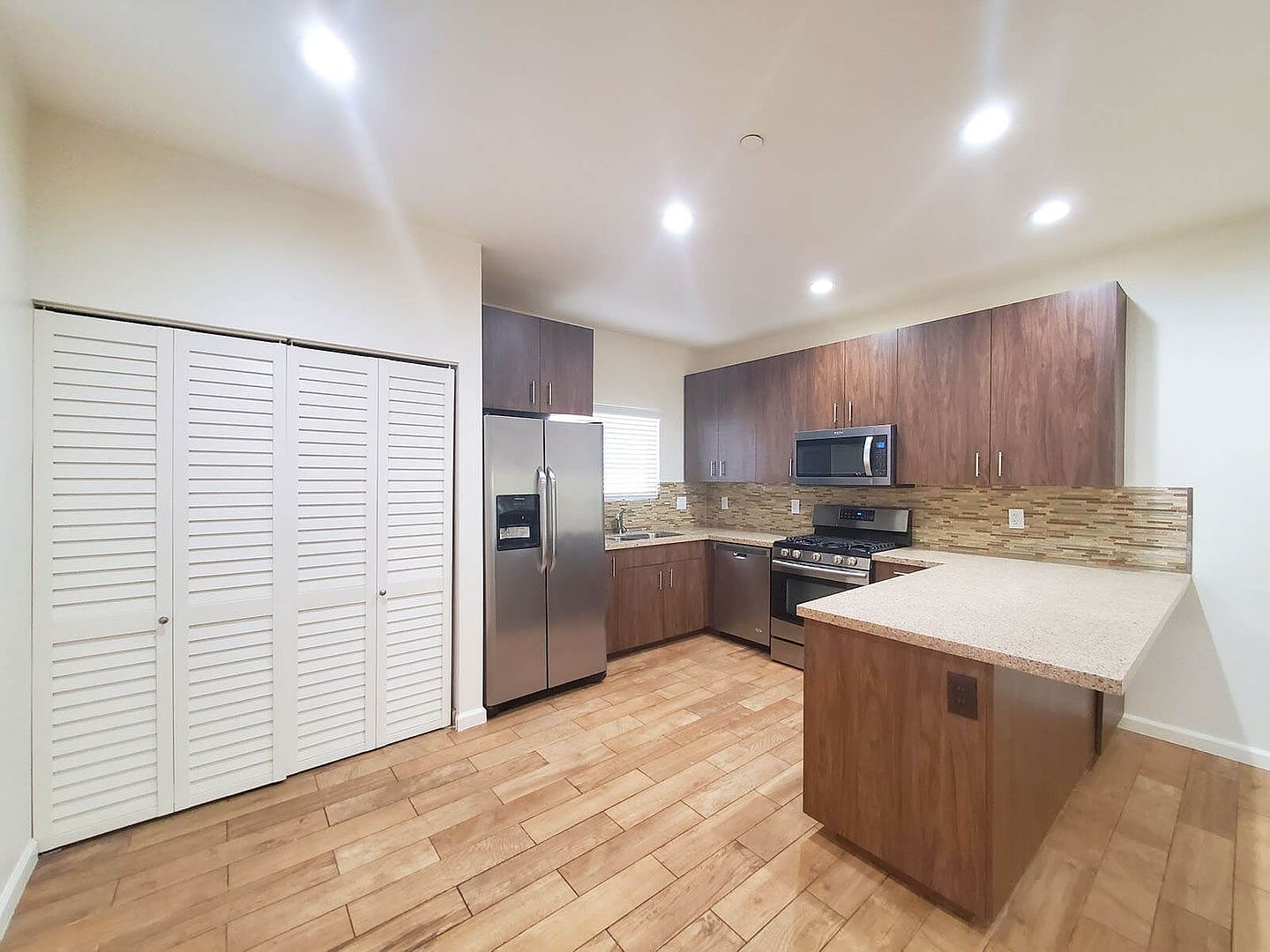 4 beds  2.0 baths photo 2