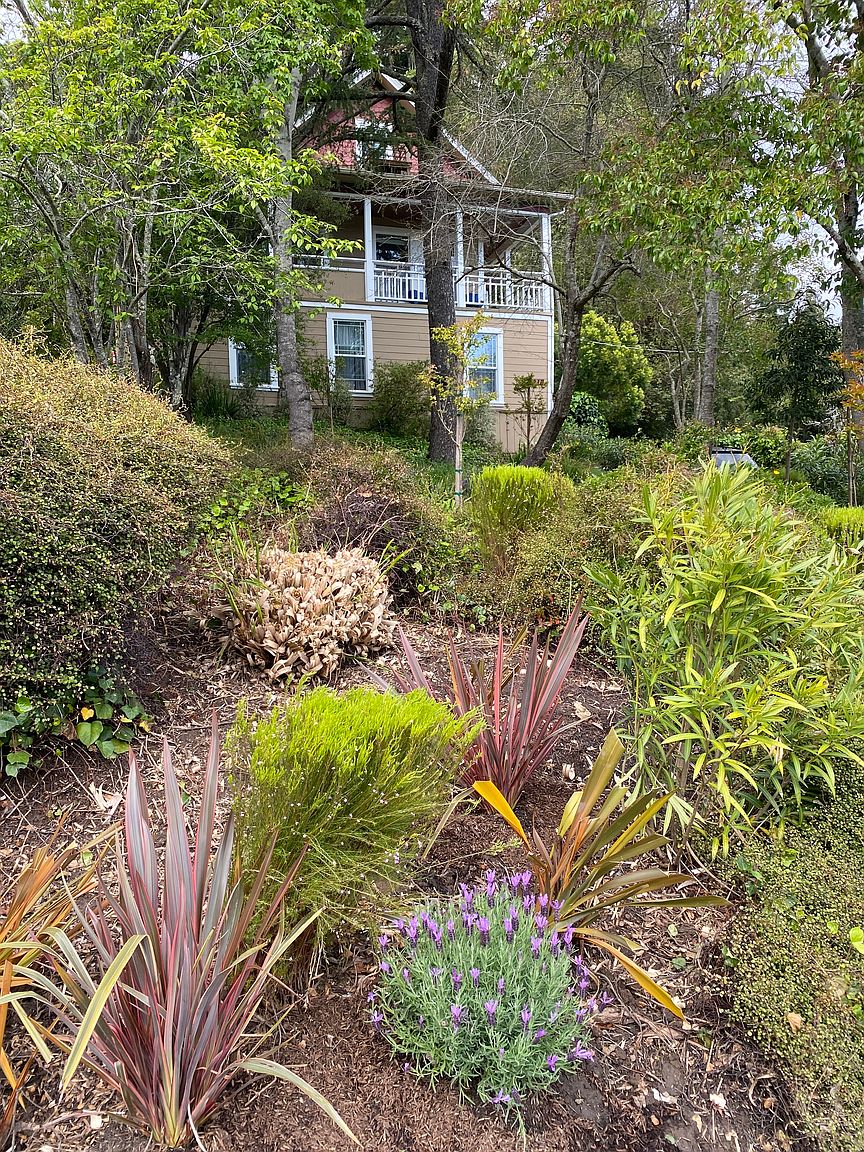 121 Grove Ave photo 3