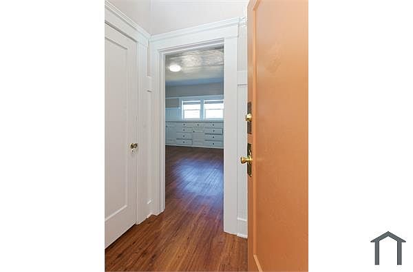 546 Georgia St photo 3