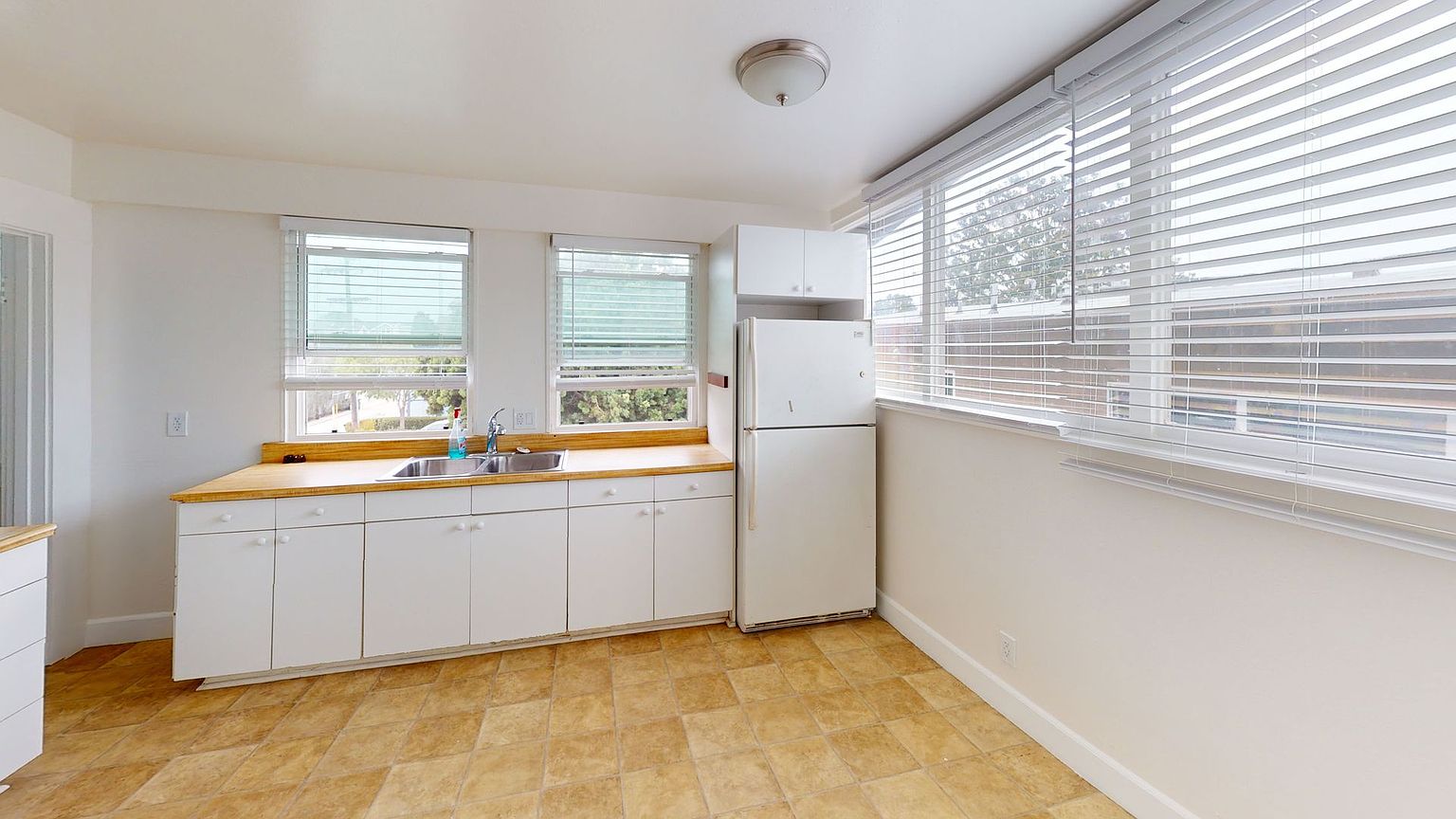 Great Location - Fully Furnished photo 5