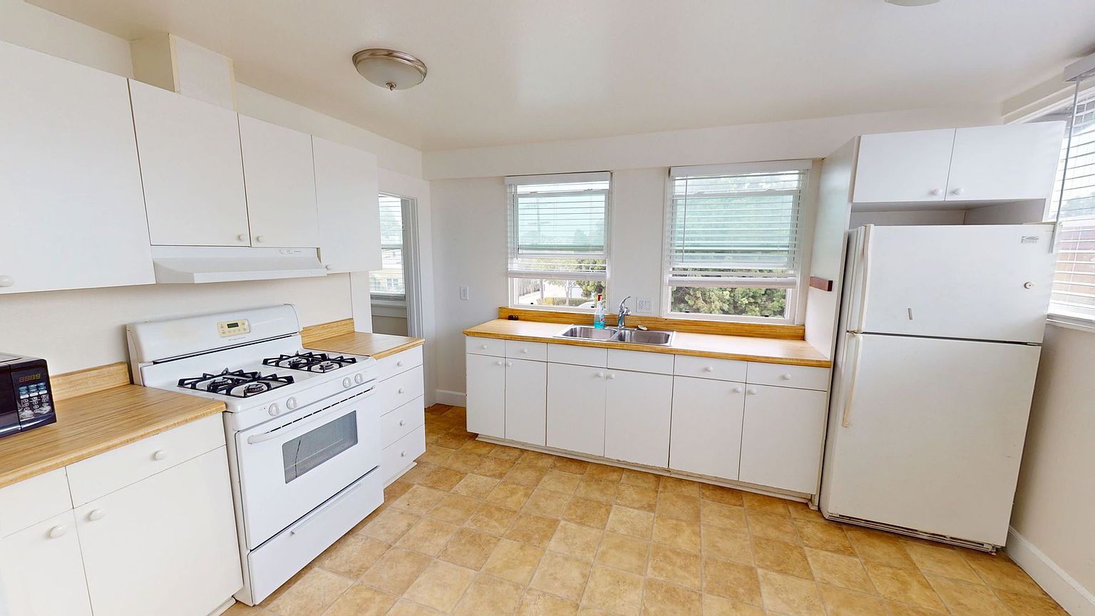 Great Location - Fully Furnished photo 4