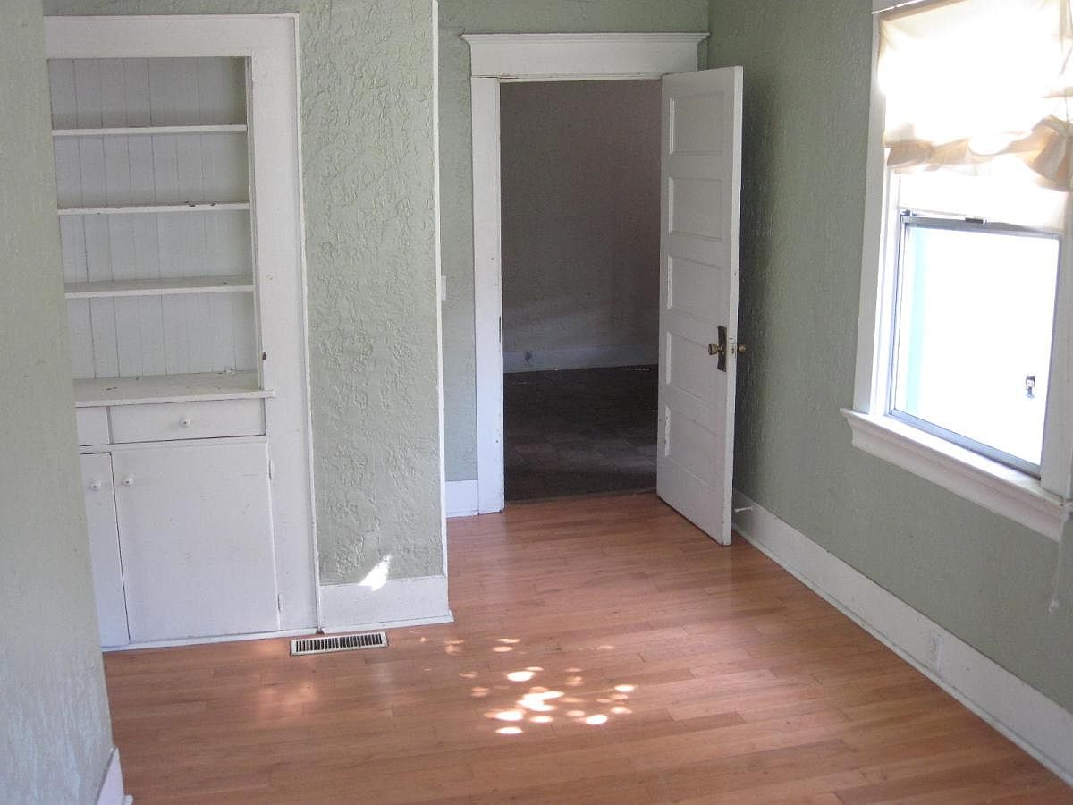1902 10th St photo 4