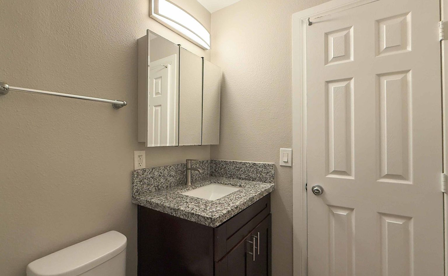 studio  1.0 baths photo 5