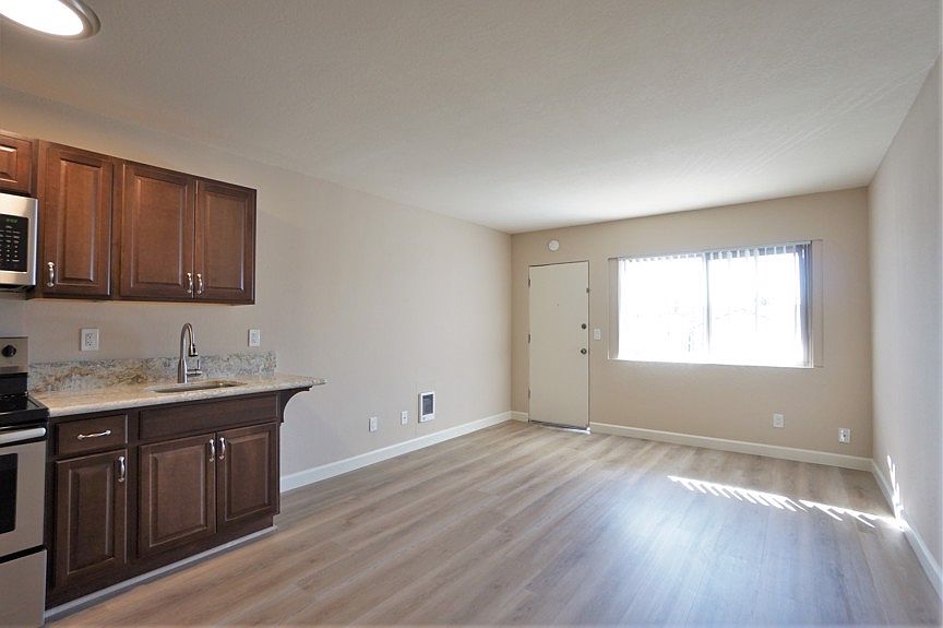 1845 Hornblend St photo 3