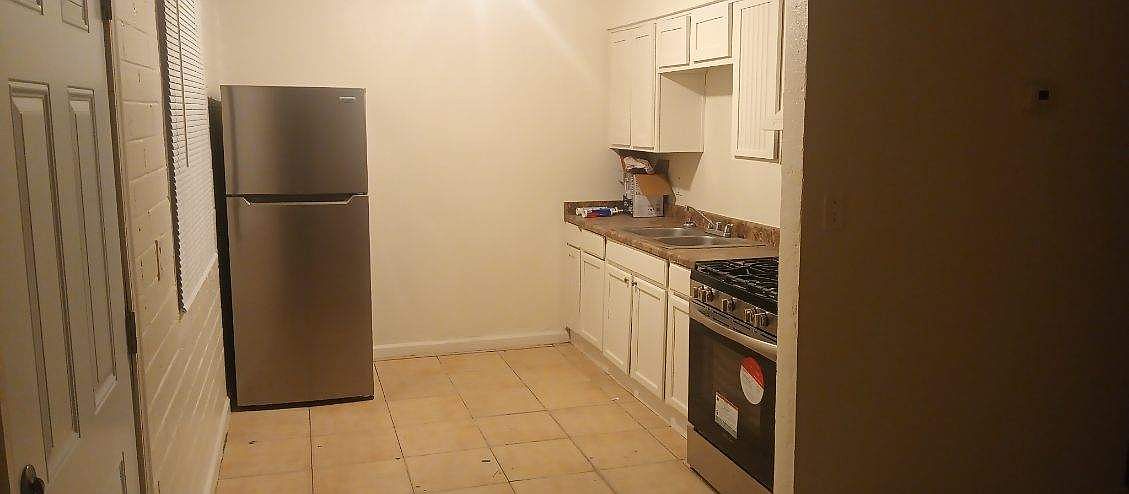 3245 W Jefferson St APT 2 photo 5