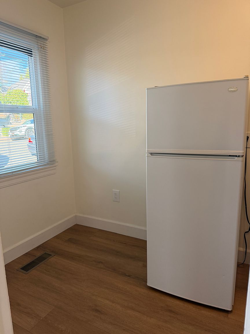 178 W G St photo 5