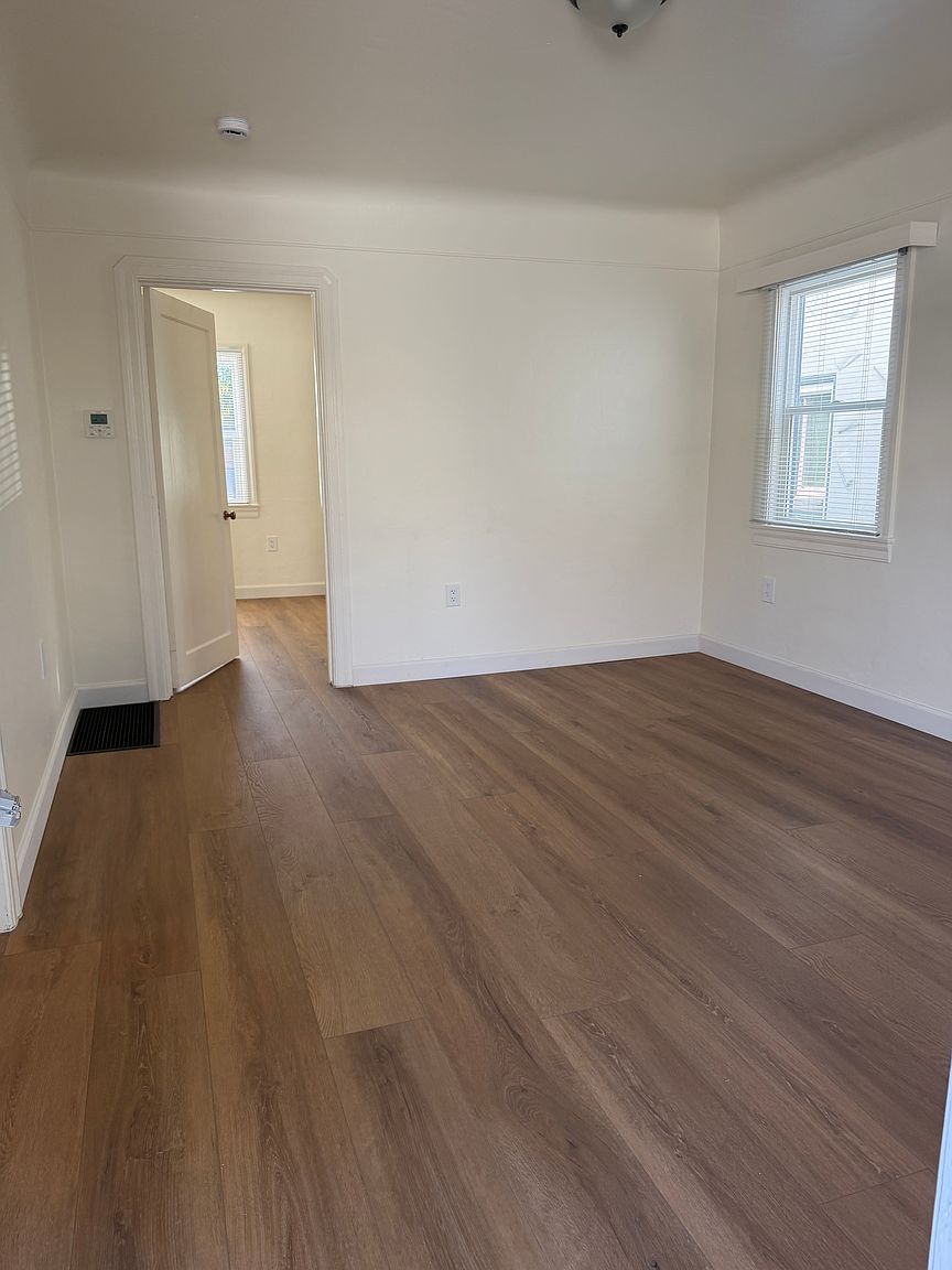 178 W G St photo 2