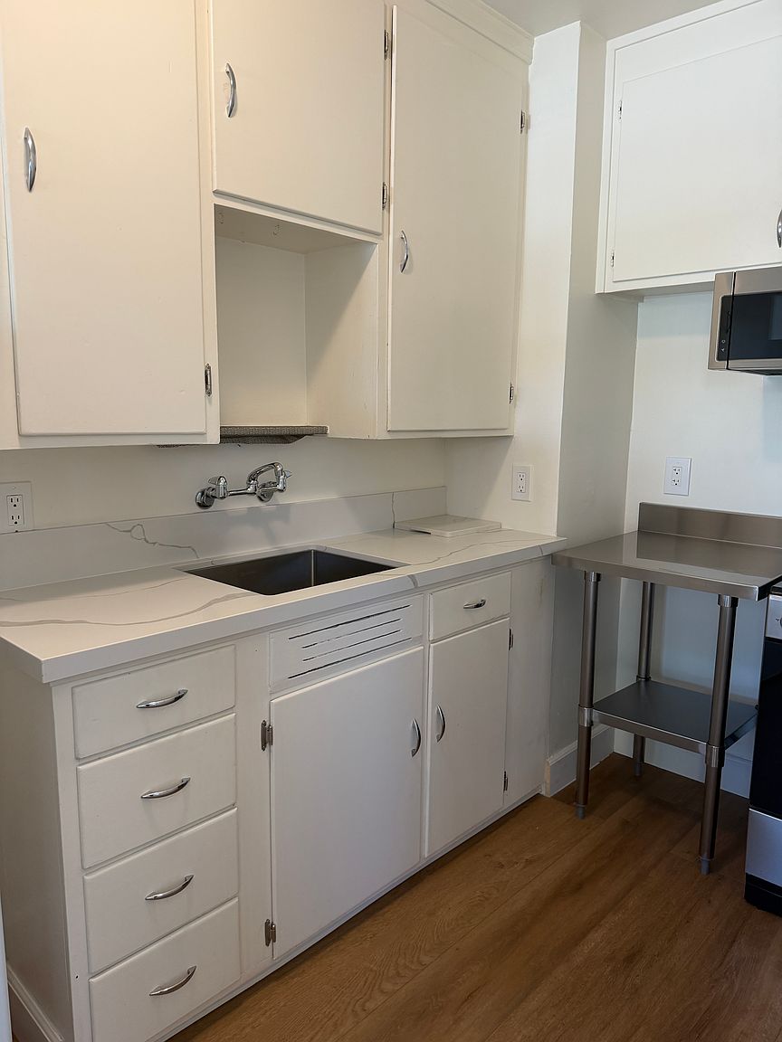 178 W G St photo 3