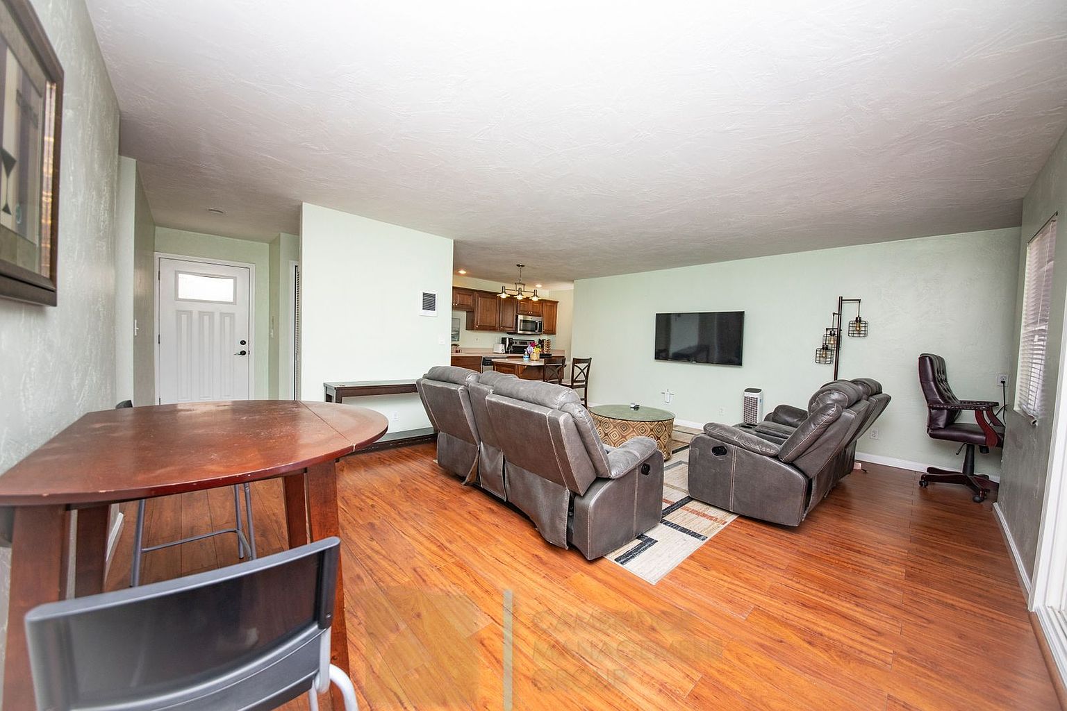 2 beds  2.5 baths photo 5