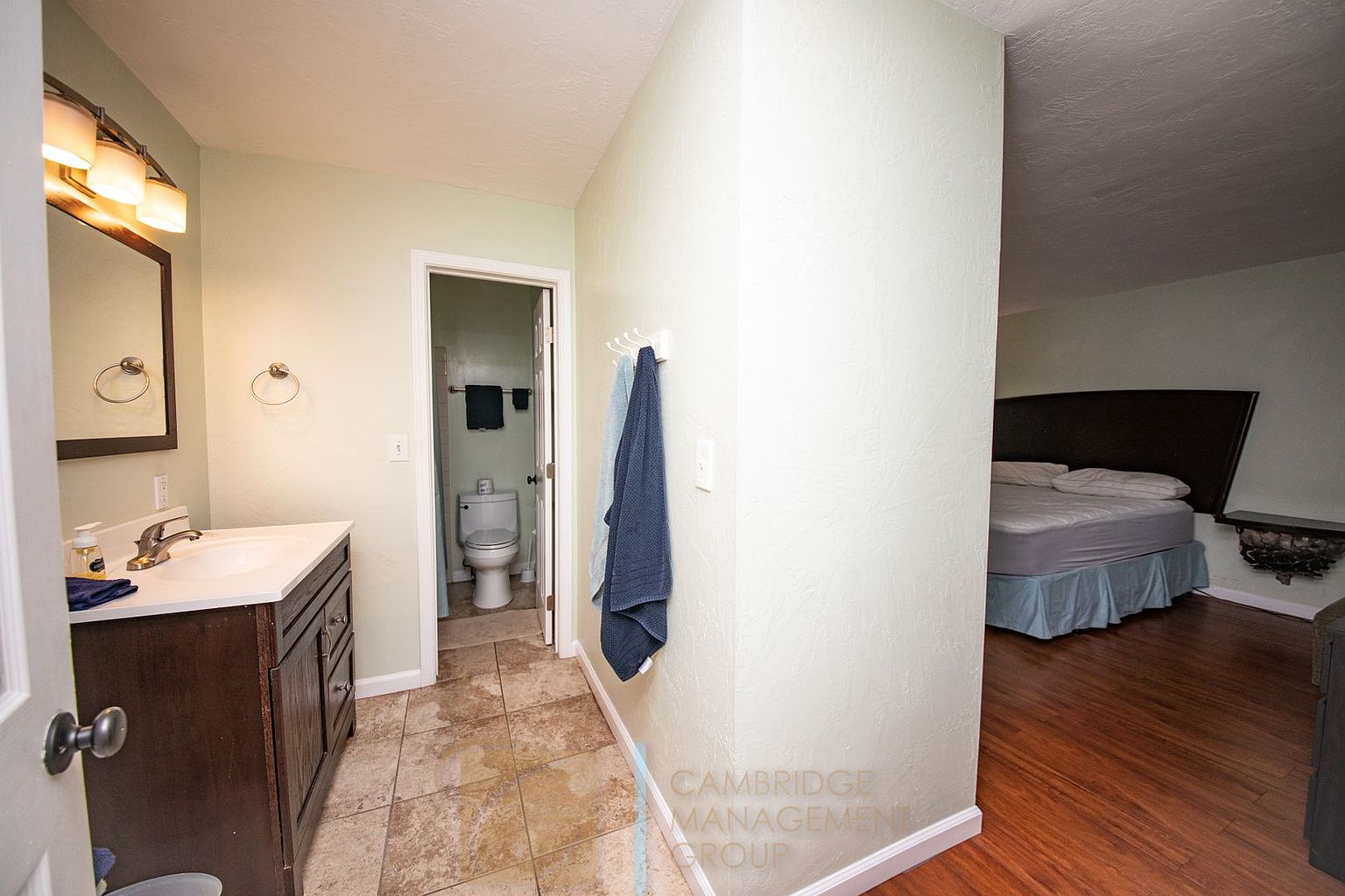 2 beds  2.5 baths photo 4