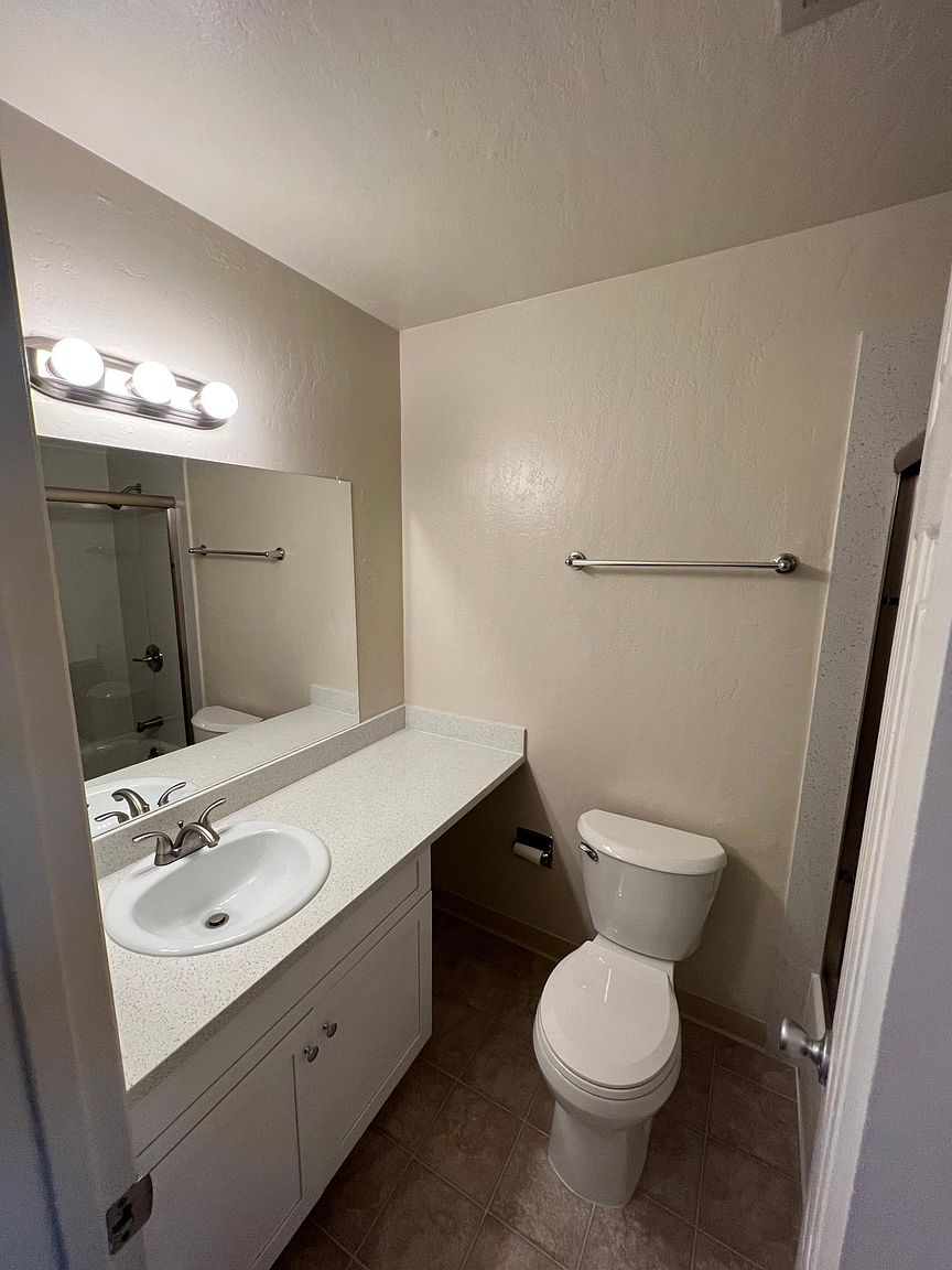 2658 College Ave photo 4