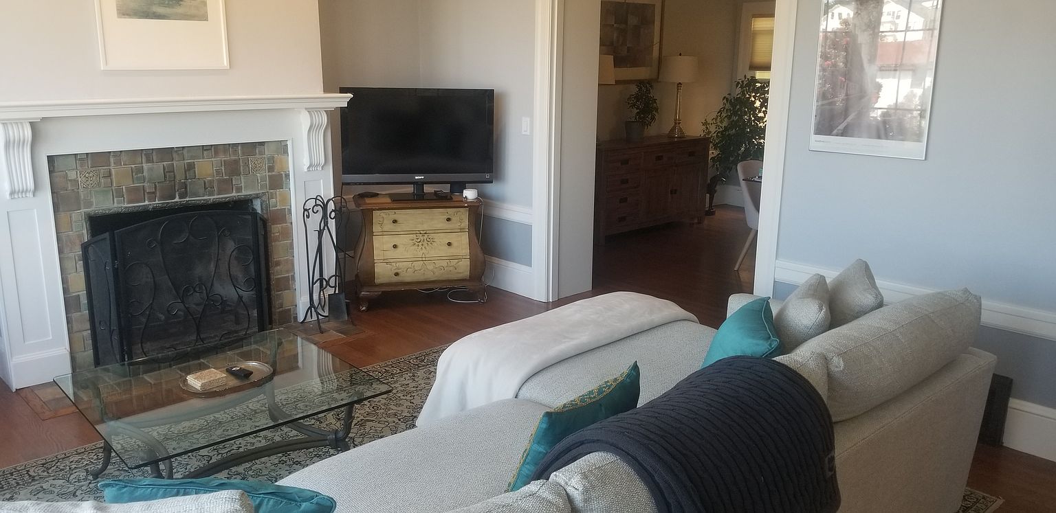 1327 Bay St photo 4
