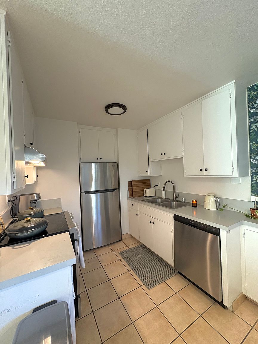 1746 Oliver Ave photo 2