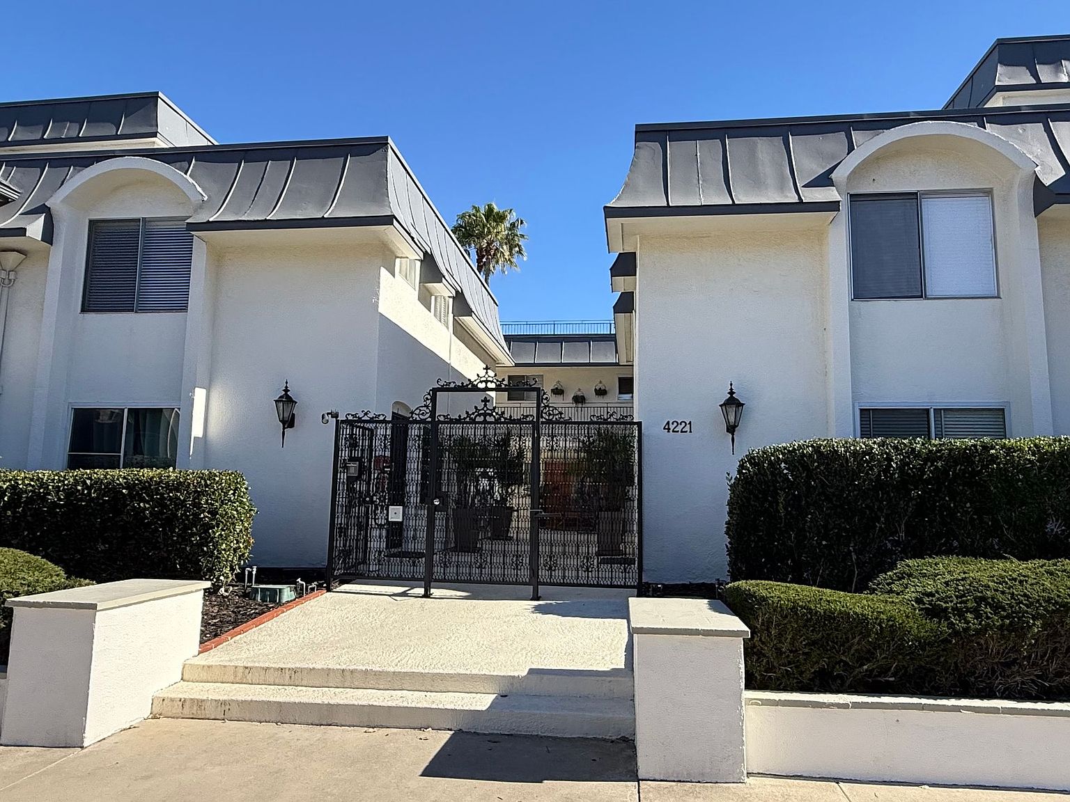 2 beds  1.0 baths (1025 sqft) photo 2