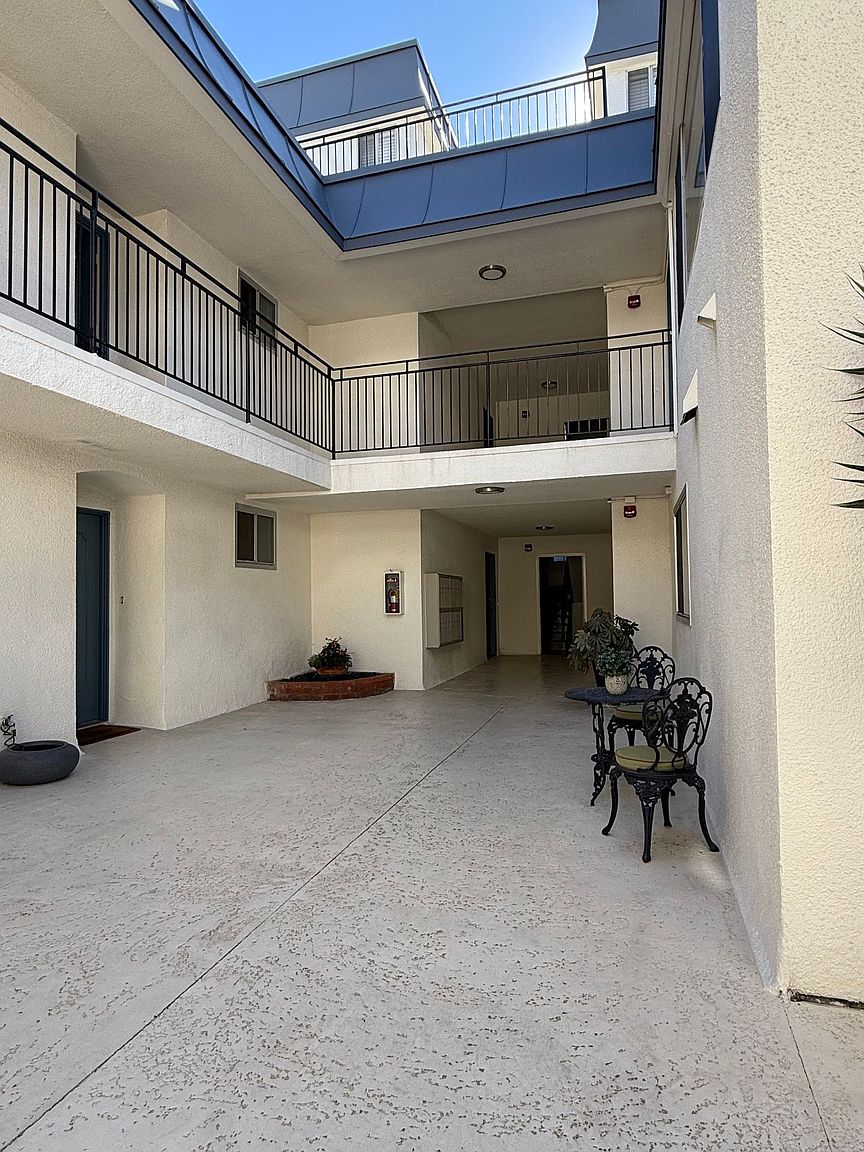 2 beds  1.0 baths (1025 sqft) photo 4