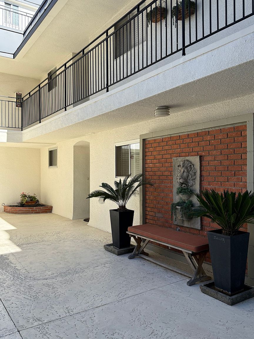 2 beds 1.0 baths (1025 sqft)