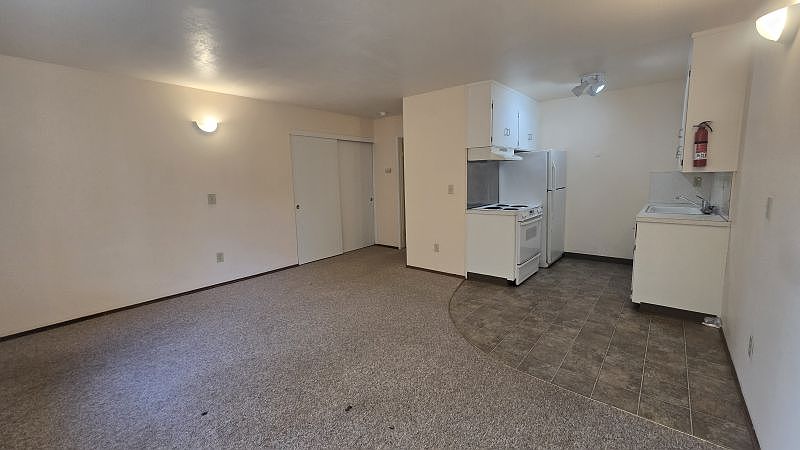320 Center St photo 4