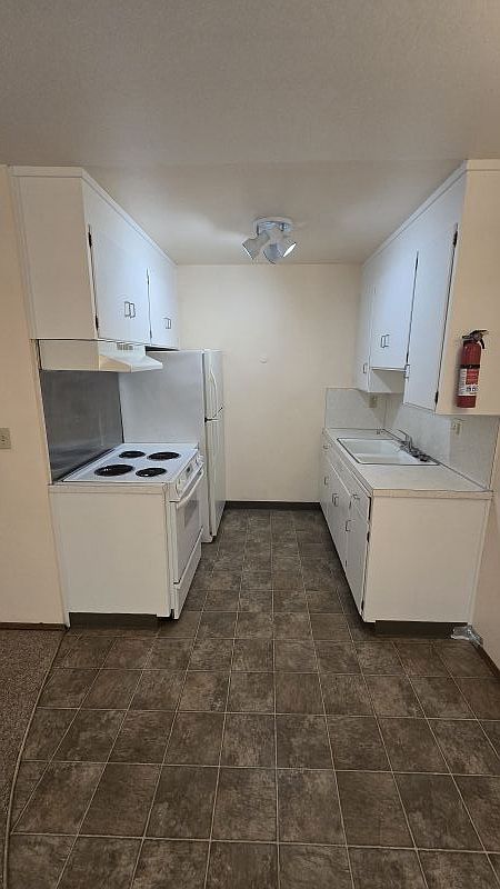 320 Center St photo 5