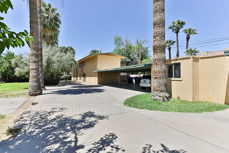 224 N Macdonald photo 4