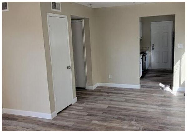 371 W Spruell Ave photo 2