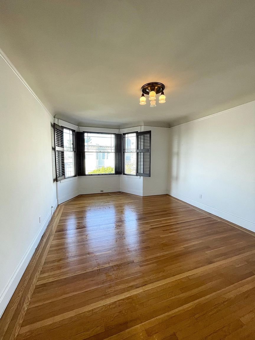 1375 Green St photo 2