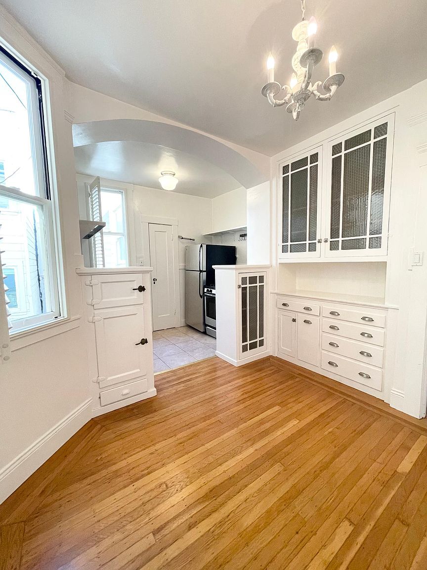 1375 Green St photo 5