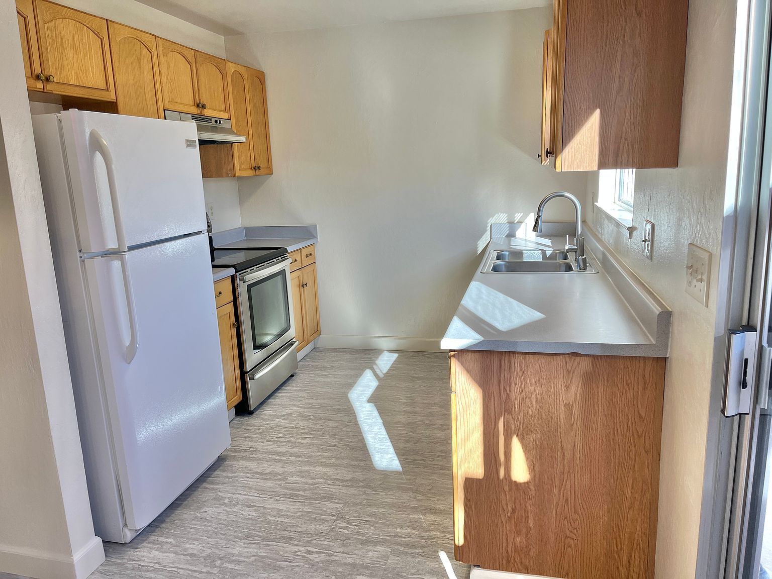 202 E J St photo 4