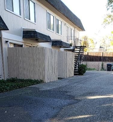 2BR/2BA Townhouse on Fairlands Dr · Pleasanton photo 2