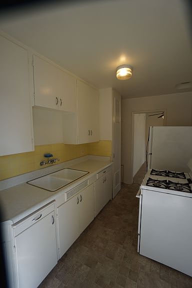 3911 Riviera Dr photo 3
