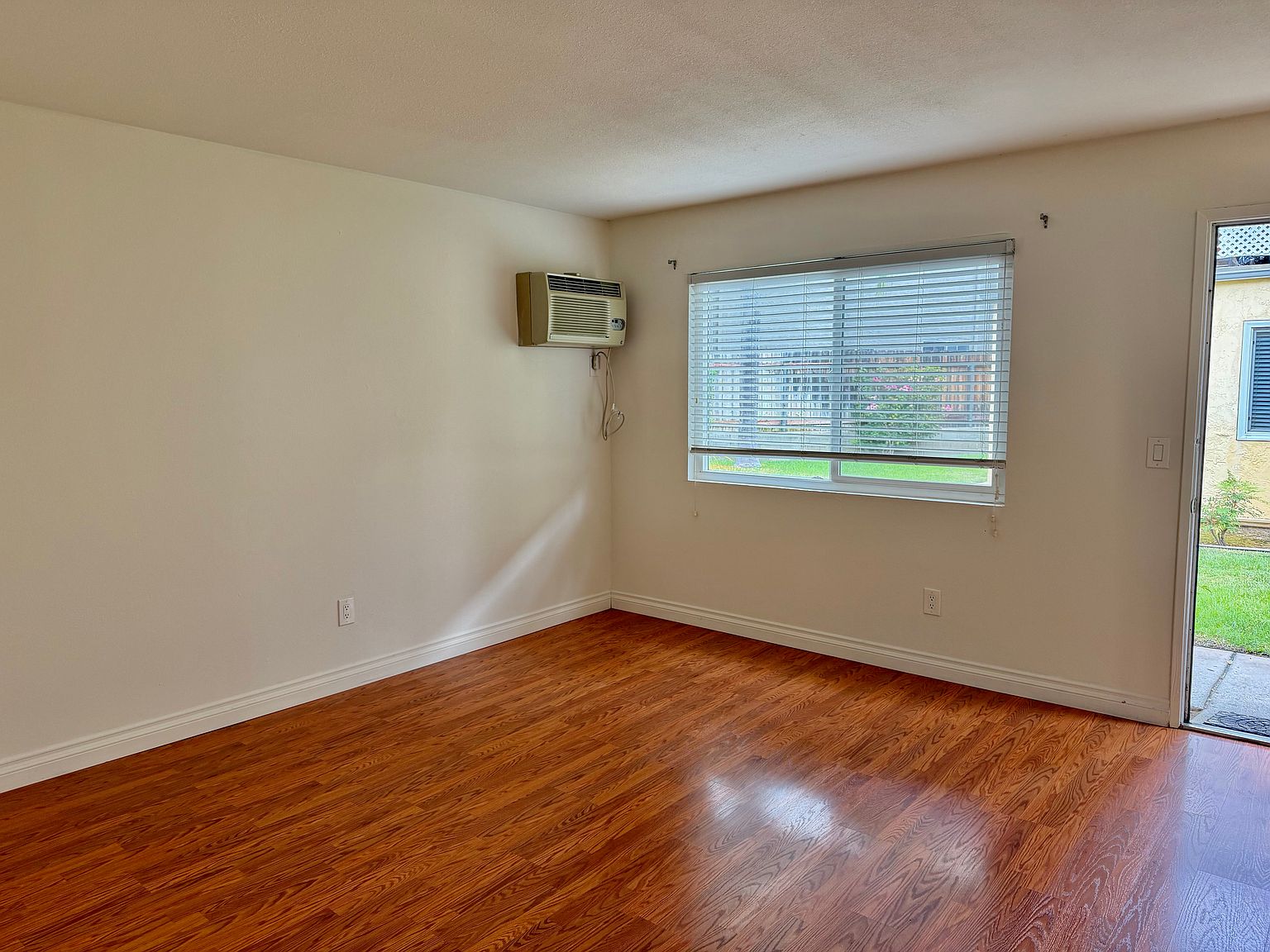 260 Lloyd St photo 2