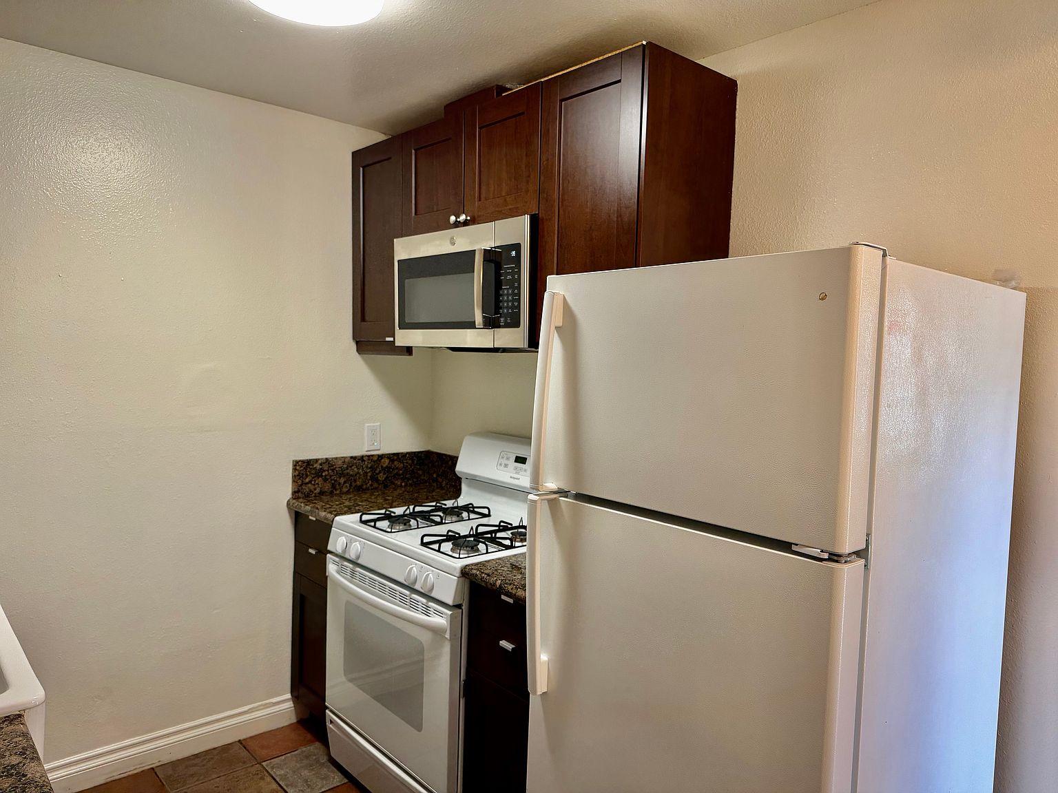 260 Lloyd St photo 4